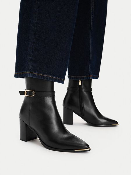 MEXX Botki EO-WI44-TUGA-01 Czarny. Czarne botki damskie Mexx, bez wzorów, ze skóry, bez obcasa, na słupku, bez zapięcia. Za 449.99 zł.
