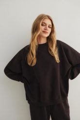 Bluza damska o kroju regular fit w kolorze DARK CHOCOLATE - MANLY-UNI. Czarne bluzy damskie Marsala, uniwersalny, bez wzorów, z bawełny, bez ramiączek, bez kaptura. Za 319.90 zł.