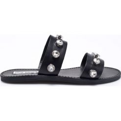Steve Madden - Klapki. Czarne klapki damskie Steve Madden, bez wzorów, z materiału, bez obcasa, na obcasie, bez zapięcia. W wyprzedaży za 159.90 zł.