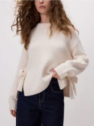 Sweter z kokardkami - kremowy. Białe swetry nierozpinane damskie Reserved, l, bez wzorów, z dzianiny, bez kołnierzyka, bez ramiączek. Za 139.99 zł.
