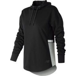 Bluza w kolorze czarno-szarym. Czarne bluzy damskie New Balance, xs, bez wzorów, bez ramiączek, bez kaptura. W wyprzedaży za 197.95 zł.