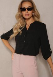 Czarna Bluzka z Guzikami z Tkaniny Plumeti Jorale. Czarne bluzki damskie Renee, l, bez wzorów, z tkaniny, eleganckie, bez kołnierzyka, bez ramiączek. Za 54.99 zł.