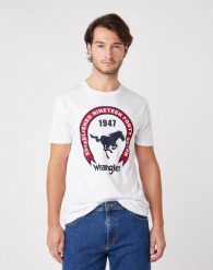 MĘSKI T-SHIRT WRANGLER SS AMERICANA TEE WHITE W7AGD3989 112131338. Białe t-shirty męskie Wrangler, m, bez wzorów, z bawełny, bez kołnierzyka, bez ramiączek. Za 69.99 zł.