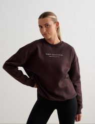Damska bluza dresowa czesana, luźny krój Serif kakaowy brąz. Brązowe bluzy damskie Aim'n, s, bez wzorów, z bawełny, street, bez ramiączek, bez kaptura. Za 339.00 zł.