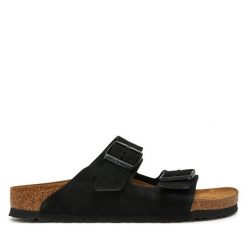 Klapki Birkenstock. Czarne klapki damskie Birkenstock, bez wzorów, bez obcasa, bez zapięcia. Za 539.99 zł.