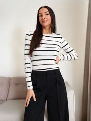 Sweter w paski - wielobarwny. Swetry nierozpinane damskie Sinsay, l, bez wzorów, z dzianiny, klasyczne, bez kołnierzyka, bez ramiączek. Za 35.99 zł.