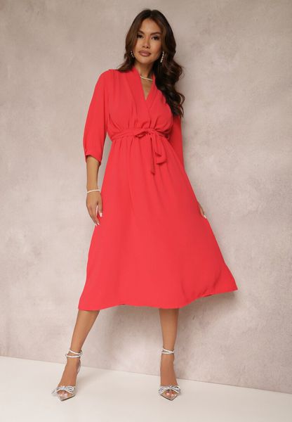 Czerwona Sukienka Canopis. Czerwone sukienki damskie Renee, m, bez wzorów, z materiału, eleganckie, bez kołnierzyka, bez ramiączek, midi, kopertowe. Za 89.99 zł.