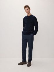 Sweter polo - granatowy. Niebieskie swetry męskie Reserved, l, bez wzorów, z bawełny, bez kołnierzyka, bez ramiączek. W wyprzedaży za 65.99 zł.