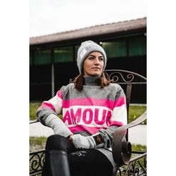 Sweter damski Ju & Pa Amour. Czarne swetry nierozpinane damskie JU ET PA, na jesień, uniwersalny, bez wzorów, z materiału, eleganckie, bez kołnierzyka, bez ramiączek. Za 343.00 zł.