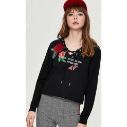 Bluza z kapturem - Czarny. Czarne bluzy damskie Sinsay, l, bez wzorów, bez ramiączek, z kapturem. Za 39.99 zł.