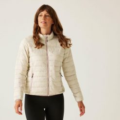Hillpack II damska kurtka ocieplana. Fioletowe kurtki sportowe damskie Regatta, bez wzorów, z puchu, bez ramiączek, bez kaptura, trekkingowe. W wyprzedaży za 159.99 zł.