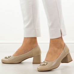 Beżowe ażurowe czółenka damskie na obcasie M.Daszyński Sa281-5. Brązowe czółenka damskie M.Daszyński, na jesień, z aplikacjami, z materiału, eleganckie, z okrągłym noskiem, bez obcasa, na obcasie, bez zapięcia. Za 189.00 zł.