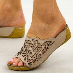 Szare ażurowe skórzane klapki damskie T.Sokolski L225. Szare klapki damskie Sokolski, na lato, w ażurowe wzory, z materiału, klasyczne, bez obcasa, na koturnie, bez zapięcia. Za 239.00 zł.