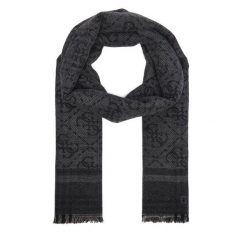 Szalik Guess. Czarne szaliki damskie Guess, z aplikacjami. Za 234.99 zł.