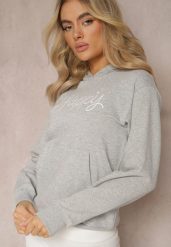 Szara Bluza z Ozdobnym Napisem i Kapturem Arseia. Szare bluzy damskie Renee, l, bez wzorów, z jeansu, casualowe, bez ramiączek, z kapturem. Za 69.99 zł.