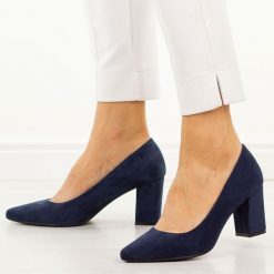 Granatowe czółenka damskie na słupku Sergio Leone Pb414. Niebieskie czółenka damskie Sergio Leone, na jesień, bez wzorów, z jeansu, biznesowe, bez obcasa, na obcasie, bez zapięcia. Za 169.00 zł.