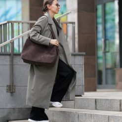 Shopperka skórzana Solier FL39 Maya czekoladowa. Brązowe shopperki damskie Solier, bez wzorów, z jeansu, na ramię, zamszowe, bez dodatków. Za 399.00 zł.