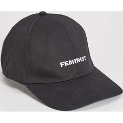 Czapka z daszkiem - Czarny. Czarne czapki damskie Sinsay, bez wzorów. Za 14.99 zł.