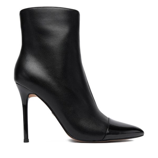 Botki Nine West. Czarne botki damskie Nine West, bez wzorów, bez obcasa, na szpilce, bez zapięcia. Za 199.99 zł.