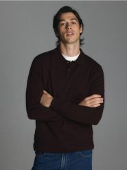 Wełniany sweter polo - ciemnobrązowy. Brązowe swetry męskie Reserved, l, bez wzorów, z dzianiny, bez kołnierzyka, bez ramiączek. Za 199.99 zł.