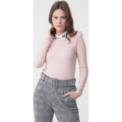 Jasnoróżowy Sweter Ryann. Czerwone swetry nierozpinane damskie Born2be, na zimę, l, z aplikacjami, eleganckie, bez kołnierzyka, bez ramiączek. Za 79.99 zł.