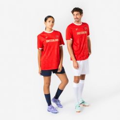 Koszulka piłkarska dla kibiców Szwajcaria 2026. Białe bluzki damskie KIPSTA, m, bez wzorów, z materiału, sportowe, bez kołnierzyka, bez ramiączek. Za 44.99 zł.