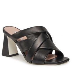 Klapki Pollini. Czarne klapki damskie Pollini, bez wzorów, bez obcasa, bez zapięcia. Za 1,299.00 zł.
