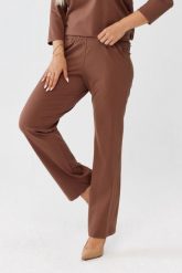 Karmelowe spodnie Florina - prosta nogawka i kieszenie po bokach PLUS SIZE XXL OVERSIZE JESIEŃ. Spodnie materiałowe damskie Moda Size Plus Iwanek, na jesień, bez wzorów, z nylonu, biznesowe, plus size, krótkie. Za 189.90 zł.