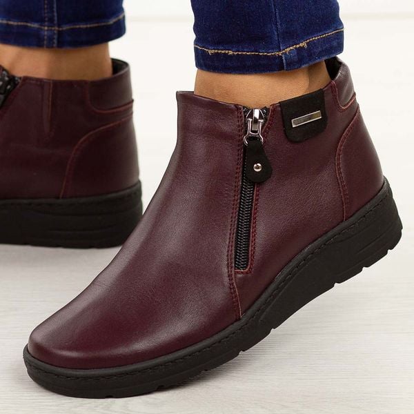 Bordowe skórzane Polskie botki damskie zimowe Deoni D468. Czerwone botki damskie Deoni, na jesień, bez wzorów, z jeansu, eleganckie, z okrągłym noskiem, bez obcasa, na płaskiej podeszwie, bez zapięcia. Za 459.00 zł.