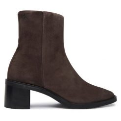 Botki Calvin Klein. Brązowe botki damskie Calvin Klein, bez wzorów, bez obcasa, na słupku, bez zapięcia. Za 679.99 zł.