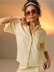 Wiskozowa koszula z krótkim rękawem z domieszką lnu - żółty. Żółte koszule damskie Sinsay, l, bez wzorów, z wiskozy, bez kołnierzyka, bez ramiączek. Za 39.99 zł.