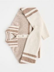 Sweter z kołnierzykiem - złamana biel. Swetry nierozpinane damskie Reserved, l, bez wzorów, z dzianiny, bez kołnierzyka, bez ramiączek. Za 299.99 zł.