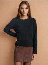 Sweter - czarny. Czarne swetry nierozpinane damskie Sinsay, l, bez wzorów, bez kołnierzyka, bez ramiączek. Za 39.99 zł.