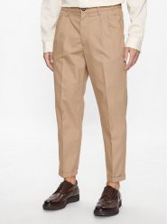 Redefined Rebel Chinosy Kevin 226112 Beżowy Regular Fit. Brązowe eleganckie spodnie męskie Redefined Rebel, bez wzorów, z syntetyku. Za 229.99 zł.