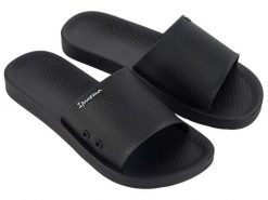 Klapki damskie obuwie plażowe Ipanema Classic Slide Fem. Czarne klapki damskie Ipanema, na lato, z aplikacjami, z gumy, klasyczne, bez obcasa, na płaskiej podeszwie, bez zapięcia. Za 59.99 zł.