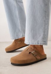 Jasnobrązowe Zamszowe Klapki w Stylu Chodaków Ozdobione Klamrą Irinania. Brązowe klapki damskie Born2be, bez wzorów, z materiału, bez obcasa, na płaskiej podeszwie, bez zapięcia. Za 159.99 zł.