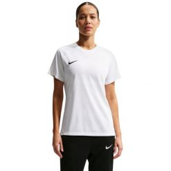 Koszulka damska Nike Dri‑Fit Park VIII. Białe bluzki damskie Nike, bez wzorów, z poliesteru, sportowe, bez kołnierzyka, bez ramiączek. Za 66.99 zł.