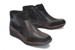 RIEKER 53782-00 black, botki damskie. Czarne botki damskie Rieker, na zimę, bez wzorów, z polaru, bez obcasa, bez zapięcia. Za 339.90 zł.