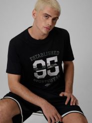 4F T-shirt regular z nadrukiem męski - czarny L. Czarne t-shirty męskie 4F, l, bez wzorów, z bawełny, bez kołnierzyka, bez ramiączek. Za 79.99 zł.