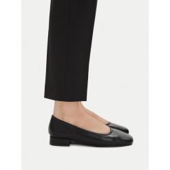 Baleriny JENNY. Czarne balerinki damskie Jenny, bez wzorów, bez obcasa, bez zapięcia. Za 99.99 zł.