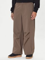 Adidas Spodnie materiałowe Premium Essentials Utility Parachute JW1087 Brązowy Loose Fit. Brązowe spodnie materiałowe męskie Adidas, bez wzorów, z materiału. Za 369.99 zł.