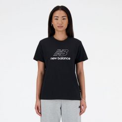 Koszulka damska New Balance WT41816BK – czarna. Czarne bluzki damskie New Balance, s, bez wzorów, z materiału, eleganckie, bez kołnierzyka, bez ramiączek. Za 69.99 zł.