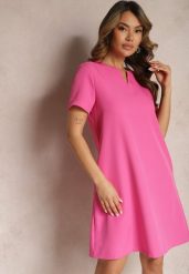 Fuksjowa Trapezowa Sukienka Mini z Krótkim Rękawem i Kieszeniami Vrea. Czerwone sukienki damskie Renee, na spotkanie biznesowe, l, bez wzorów, eleganckie, bez kołnierzyka, bez ramiączek, mini, trapezowe. Za 89.99 zł.