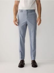 Garniturowe spodnie slim fit - niebieski. Niebieskie garnitury męskie Reserved, bez wzorów, z tkaniny. W wyprzedaży za 89.99 zł.