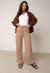 Beżowe Szerokie Spodnie z Teksturalnej Tkaniny z Wiązaniem w Pasie Agatia. Brązowe spodnie materiałowe damskie Born2be, bez wzorów, z jeansu, biznesowe, z podwyższonym stanem, długie. Za 59.99 zł.