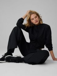 4F Bluza dresowa relaxed bez kaptura damska - czarna S. Czarne bluzy damskie 4F, s, bez wzorów, z dresówki, klasyczne, bez ramiączek, bez kaptura. Za 199.99 zł.