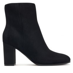 Botki Guess. Czarne botki damskie Guess, z aplikacjami, bez obcasa, na słupku, bez zapięcia. Za 544.99 zł.