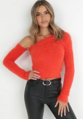 Czerwony Sweter na Jedno Ramię Yile. Czerwone swetry nierozpinane damskie Born2be, bez wzorów, z jeansu, eleganckie, z asymetrycznym kołnierzem, bez ramiączek. Za 129.99 zł.