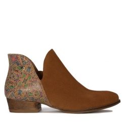 Botki Maciejka. Brązowe botki damskie Maciejka, bez wzorów, bez obcasa, na płaskiej podeszwie, bez zapięcia. Za 339.99 zł.