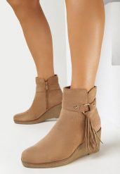 Brązowe Botki na Koturnie z Ozdobnymi Chwostami Senoveva. Brązowe botki damskie Born2be, bez wzorów, bez obcasa, na koturnie, bez zapięcia. Za 149.99 zł.